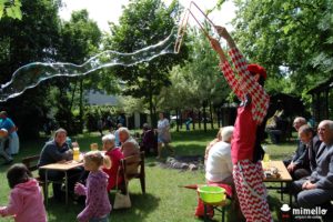 Klaun Cyrkowiec i Szczudlarz podczas Zjazdu Rodzin w Mielżynie - Klaun Szczudlarz Mielżyn