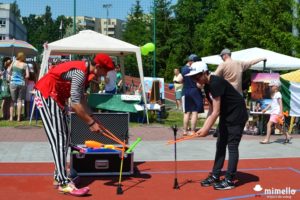 Obchody International Carnival w The British School - Klaun Szczudlarz Warszawa